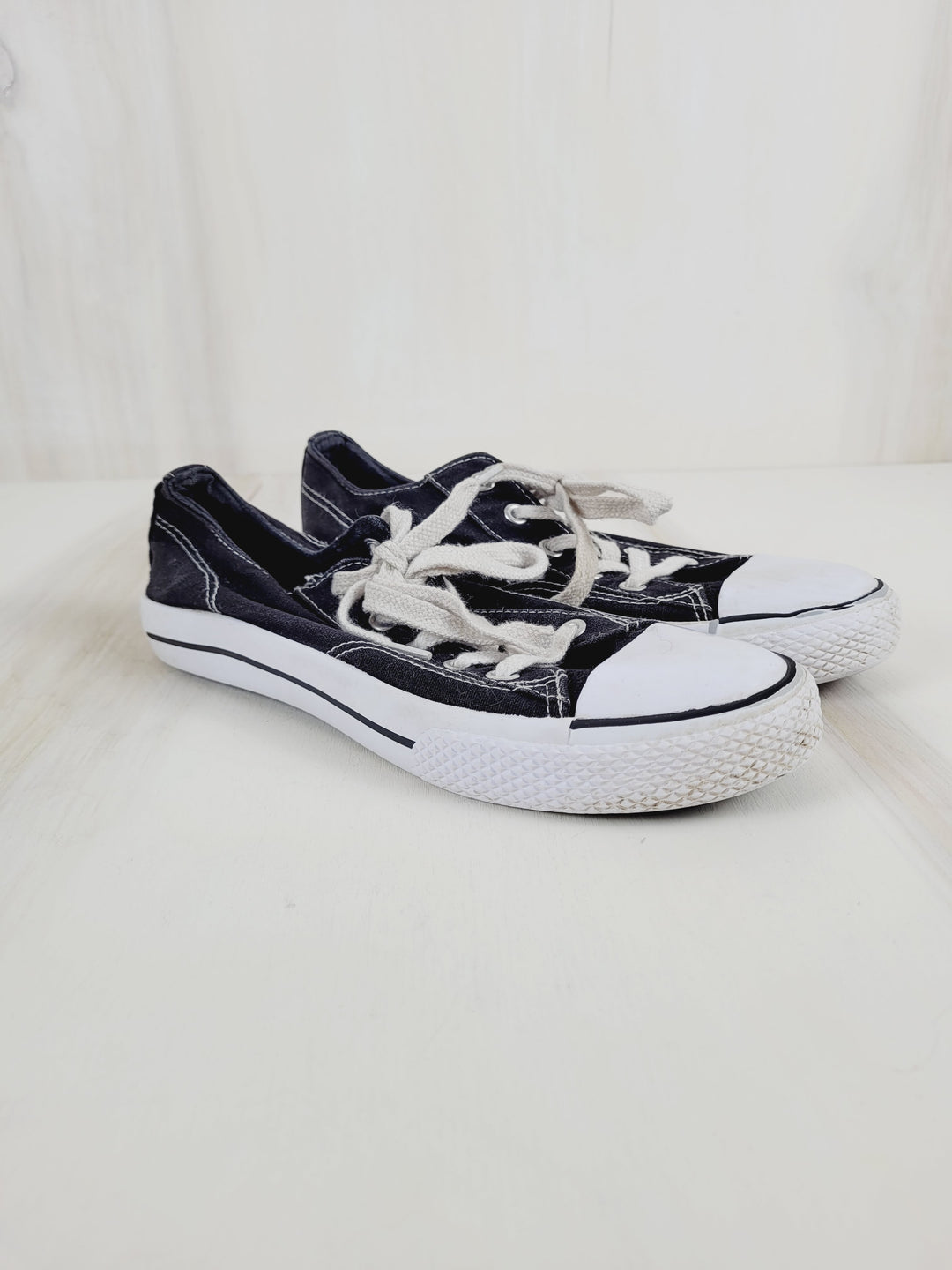 CONVERSE BLACK SNEAKERS SIZE 4.5 YOUTH PRE-LOVED