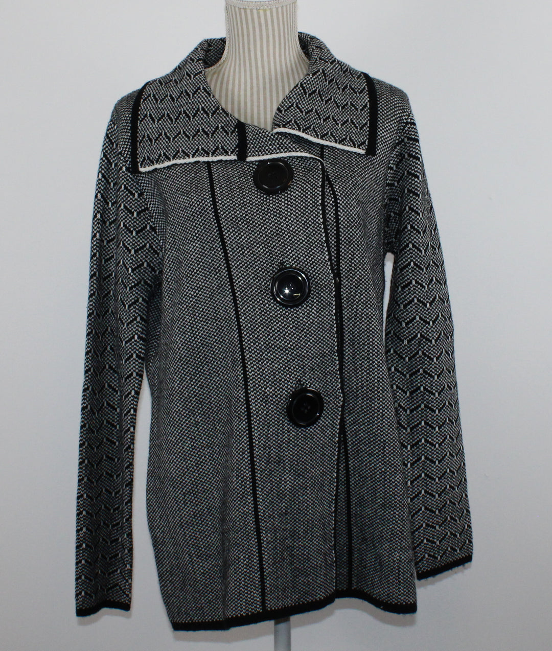 CLEO BLACK EXTRA LARGE BUTTONED SPRING/FALL KNIT JACKET LADIES MEDIUM PRE-LOVED