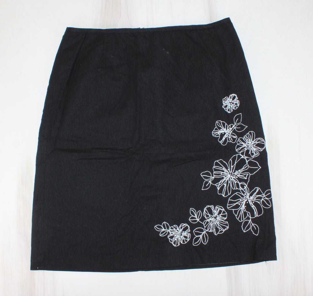 REITMANS BLACK SKIRT WITH WHITE EMBROIDERED FLOWERS LADIES SIZE 13 PRE-LOVED