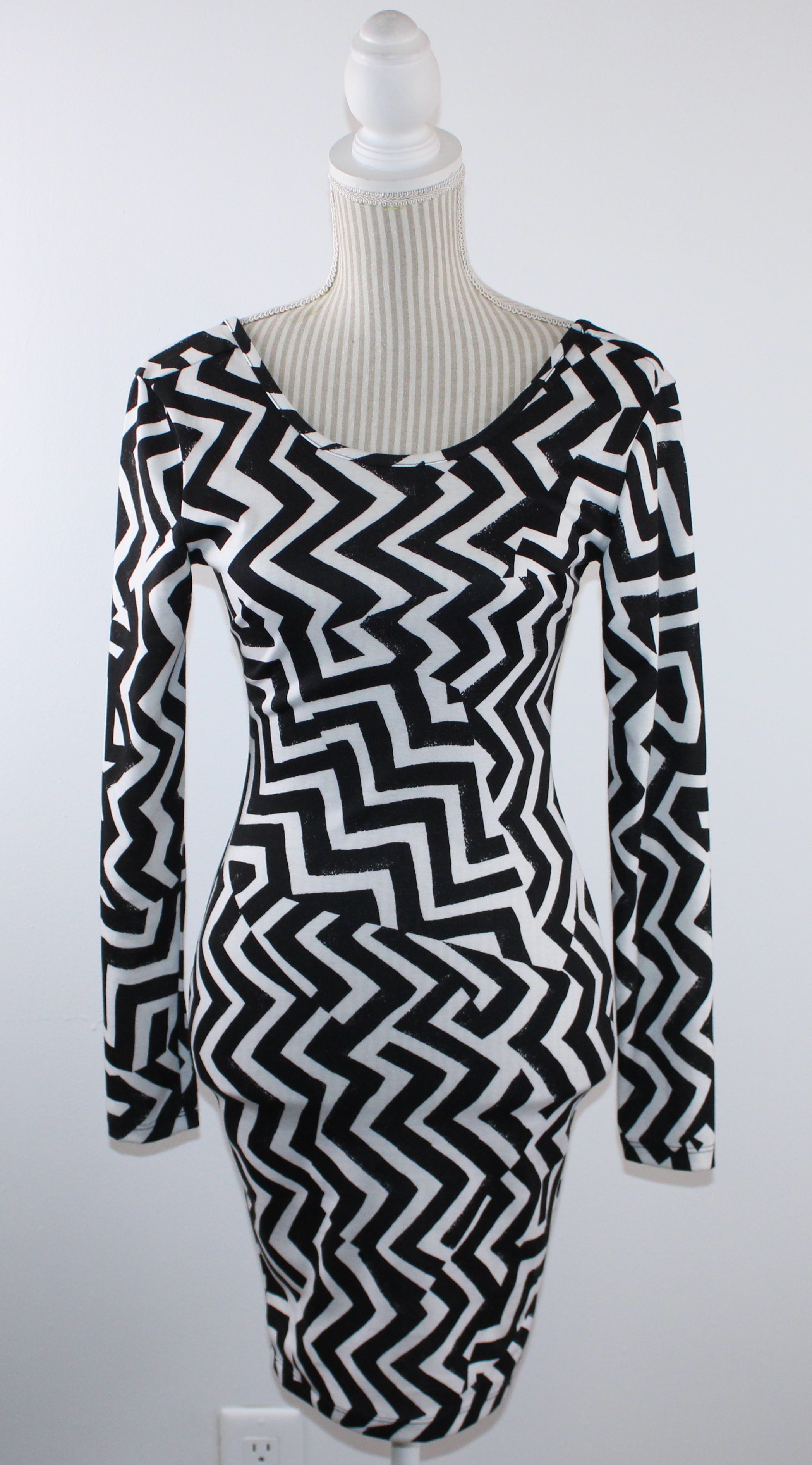 H&M BLACK & WHITE PATTERNED DRESS LADIES XS PRE-LOVED Betty's Marketplace H&M BLACK & WHITE PATTERNED DRESS LADIES XS PRE-LOVED Betty's Marketplace