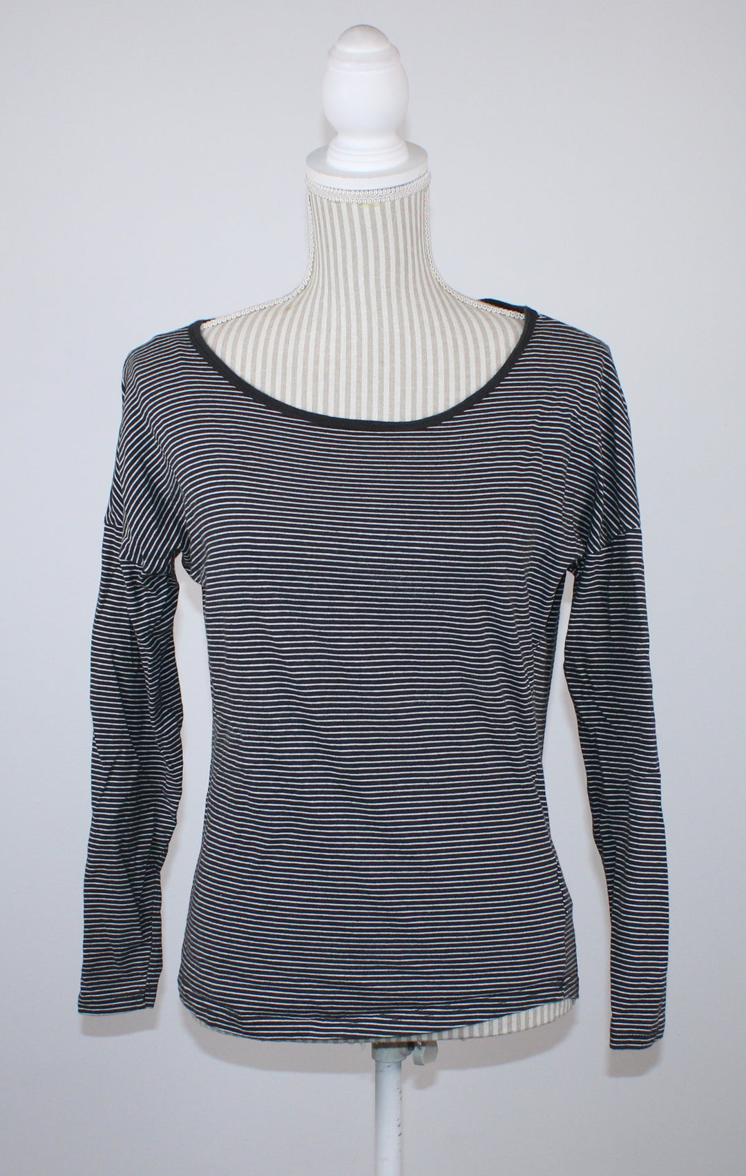 BENCH BLACK & WHITE STRIPED TOP LADIES XSMALL PRE-LOVED