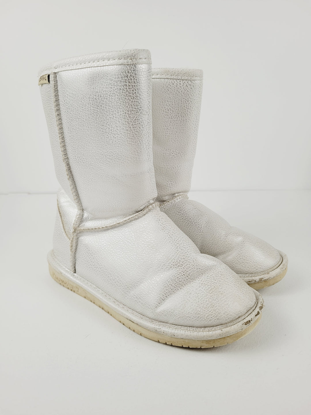 BEARPAW METALLIC IVORY WINTER BOOTS YOUTH 6 PRE-LOVED