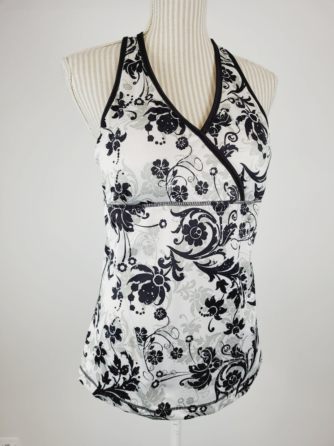 DANSKIN BLACK FLORAL ATHLETIC TOP LADIES LARGE PRE-LOVED