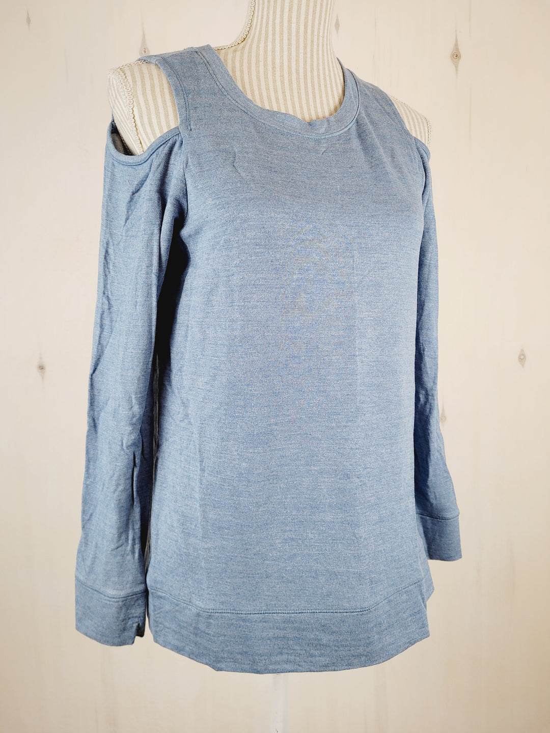 DALIA BLUE STRETCH SWEATER WITH CUT OUT SHOULDERS LADIES MEDIUM EUC