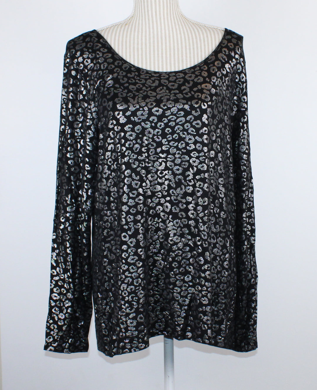 APT ESSENTIALS SILVER ANIMAL PRINT STRETCH TOP LADIES XL EUC