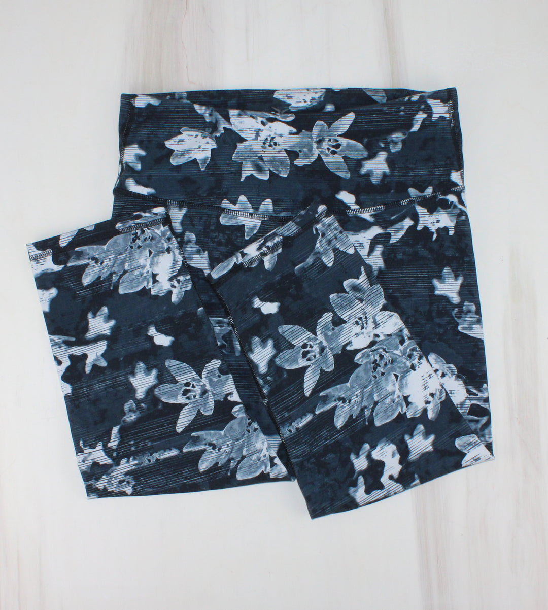 OLD NAVY ACTIVE BLACK FLORAL CAPRI LEGGINGS LADIES LARGE PRE-LOVED