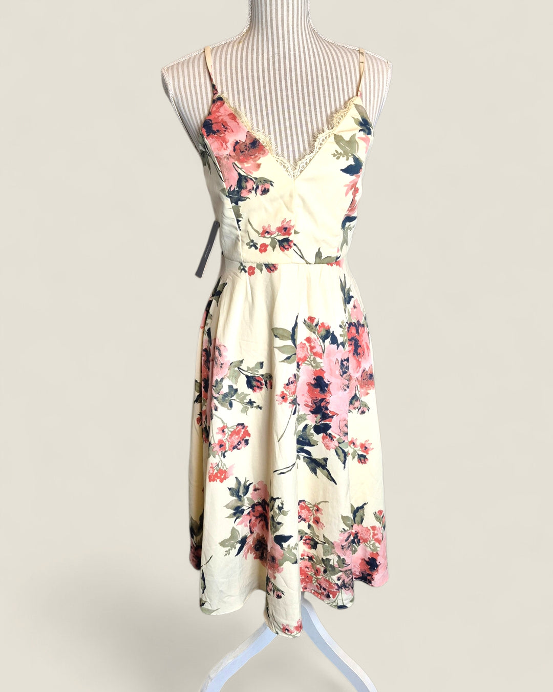 Pre-Loved Lulus Floral Summer Dress Ladies Small | Betty’s Marketplace