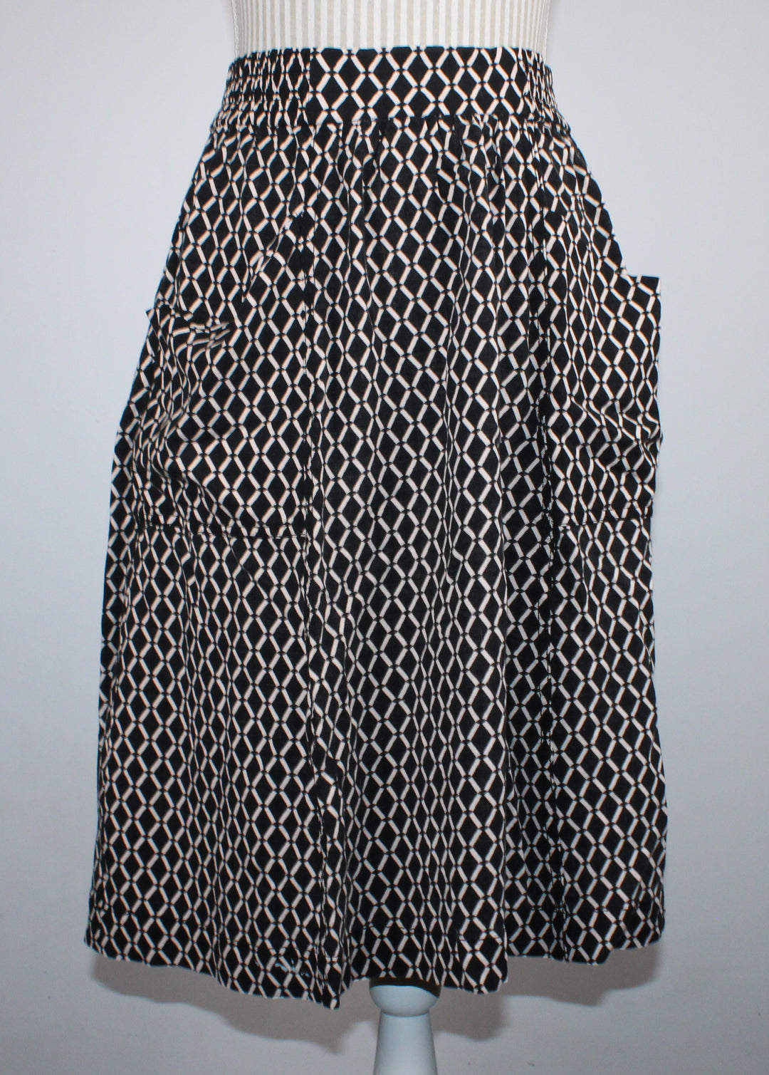 H&M SKIRT WITH POCKETS LADIES SIZE 6 PRE-LOVED