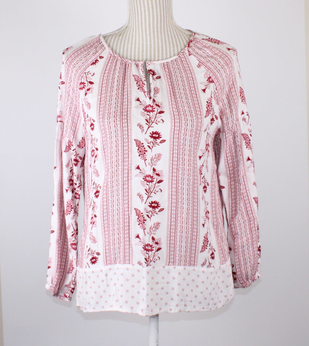 RED AND WHITE TOP LADIES APPROX MEDIUM EUC