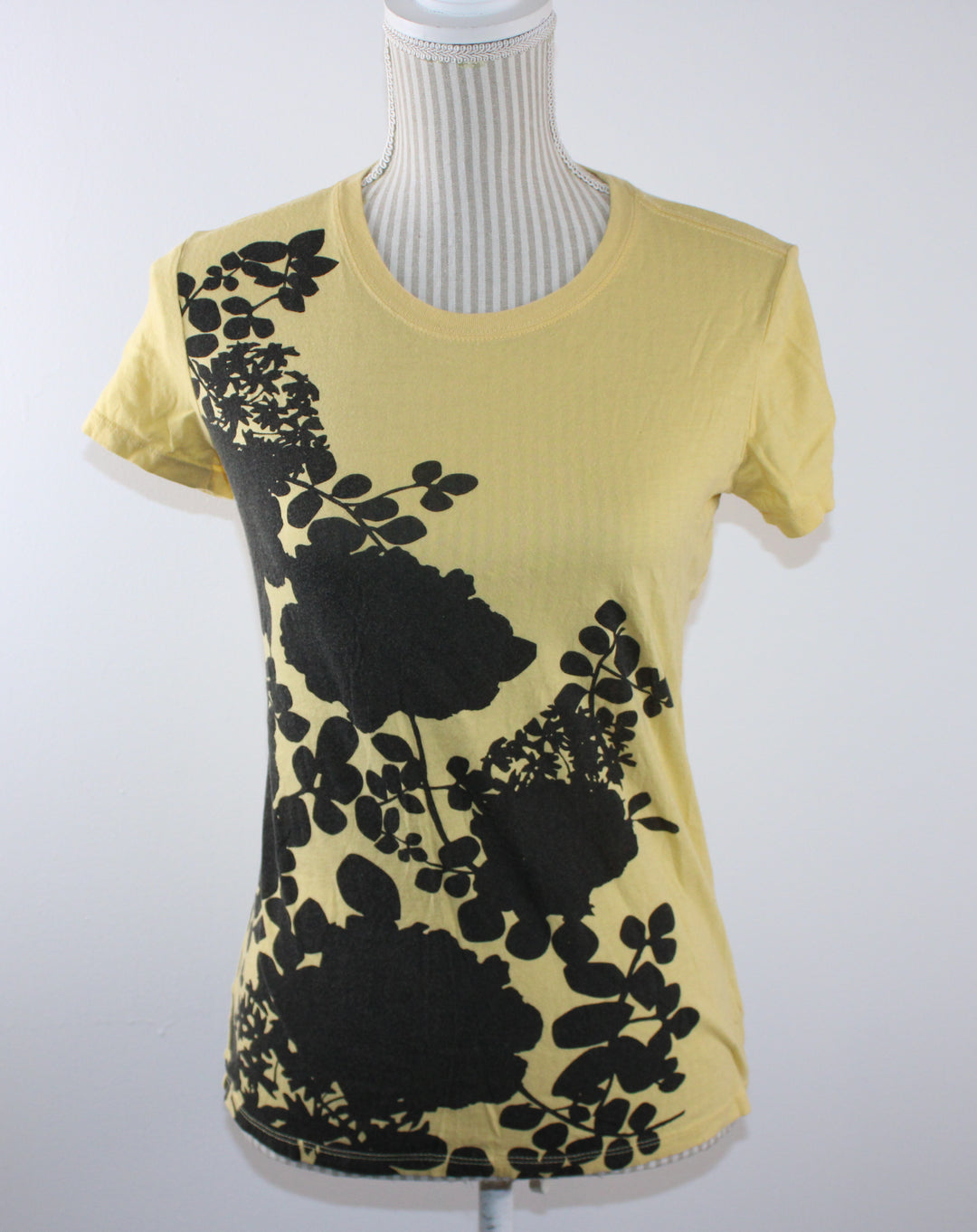 JACOB YELLOW TSHORT WITH BLACK FLOWERS LADIES SMALL EUC