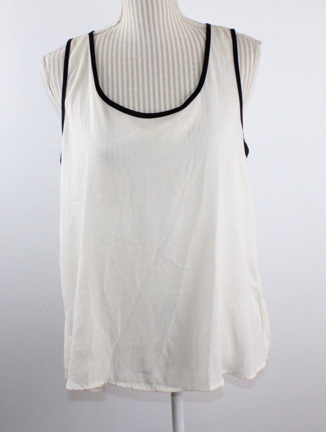 FOREVER 21 IVORY SLEEVELESS BLOUSE LADIES LARGE PRE-LOVED