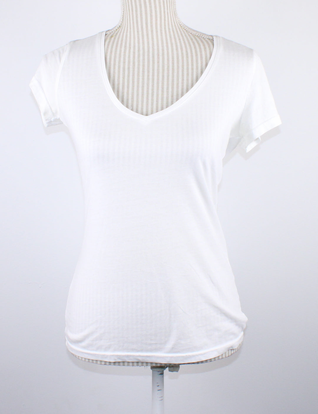 GEORGE WHITE VNECK FITTED TEE LADIES SMALL EUC